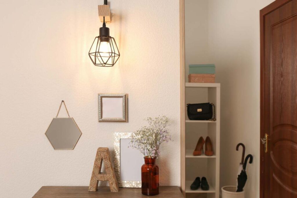 entryway with an open designed wall sconce