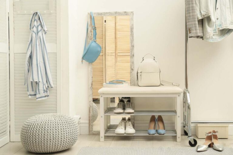 28 Insanely Cute Small Entryway Bench Ideas 